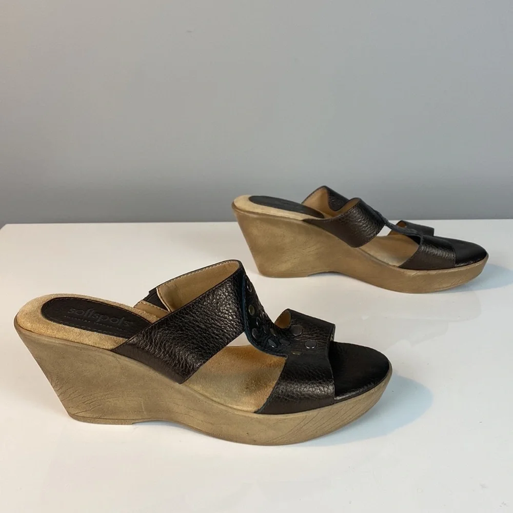 Softspots Bronze Leather Wedge Sandals Size 7.5 W